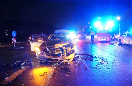 Zwei Mercedes waren in einen nächtlichen Unfall im Kreis Böblingen verwickelt. Foto: SDMG/SDMG / Dettenmeyer