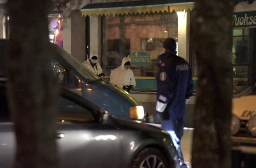 Polizeikräfte sichern den Tatort: Vor einem restaurant in der finnischen Stadt Imatra sind drei Frauen erschossen worden. Foto: AFP