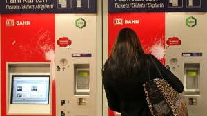 Wegen des Verdachts auf Missbrauch einer marktbeherrschenden Stellung beim Fahrkartenverkauf hat das Bundeskartellamt ein Verfahren gegen die Deutsche Bahn eingeleitet.  Foto: dpa