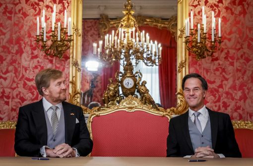 Mark Rutte (r.), Ministerpräsident der Niederlande, und König Willem-Alexander der Niederlande bei der Unterzeichnung des Königlichen Dekrets Foto: dpa/Anp
