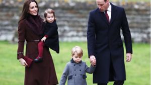 Süßes Geschwisterpaar: Prinzessin Charlotte (auf dem Arm von Herzogin Kate) und ihr Bruder, Prinz George, an der Hand seines Vaters William. Foto: dpa