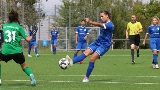 Letizia Melody Steil (Mi.) ist mit fünf Saisontreffern die erfolgreichste Schützin des TSV Münchingen. Foto: Andreas Gorr