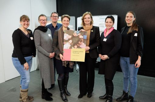 Die Leitlinie der Kita-S-Plus steht – das freut nicht nur die Bürgermeisterinnen Alexandra Sußmann  (vierte von links) und Isabel Fezer (dritte von rechts). Foto: Jan /Potente