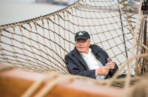 Joachim Gauck ist leidenschaftlicher Segler. Sein Boot „Butt“ ist allerdings viel kleiner als der Großsegler „Grönland“, in dessen Klüvernetz er sich hier gelegt hat. Foto: dpa