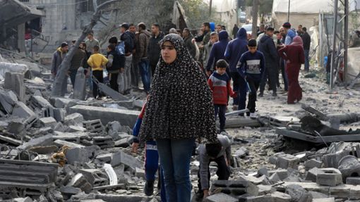 Bei israelischen Angriffen im Bereich der Stadt Rafah im Gazastreifen sind nach palästinensischen Angaben Dutzende Palästinenser getötet worden. Foto: dpa/Yasser Qudih