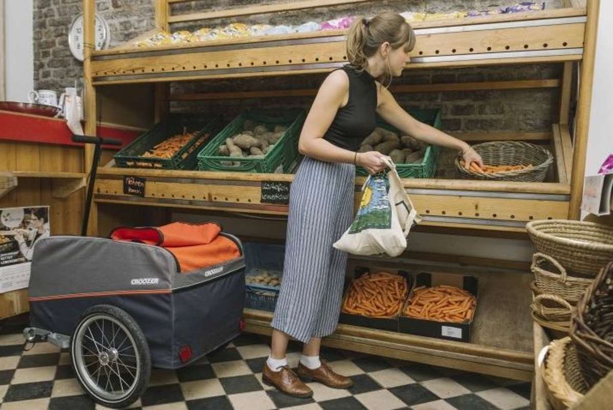 Ein Fahrradanhänger ist flexibel einsetzbar. Im Laden dient er etwa als Einkaufswagen.