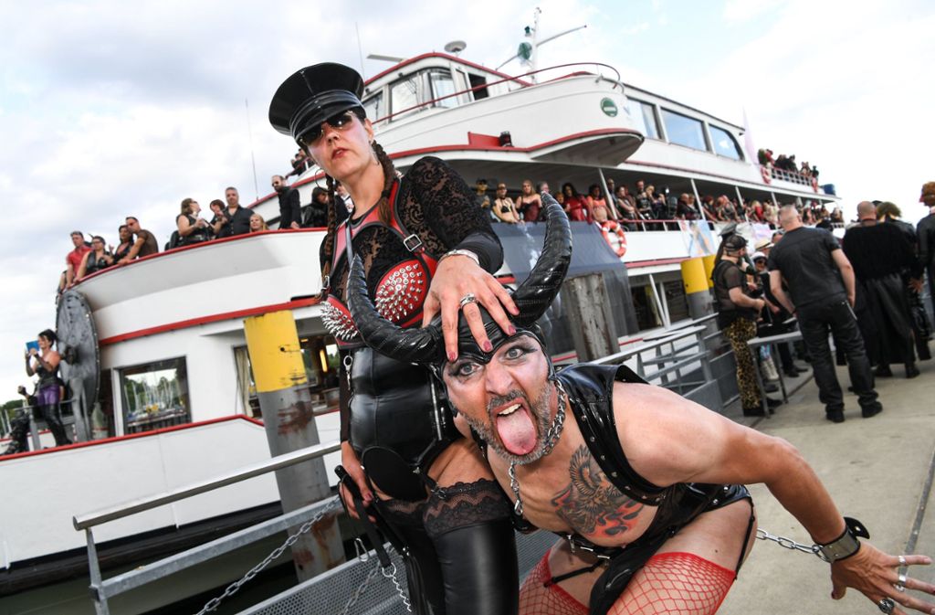 Lack- und Lederfans feierten eine ausgelassene Party auf dem „Torture Ship“ in Friedrichshafen.