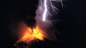 Ausbruch des Vulkans Rinjani 1994 mit Eruptionsgewitter: Der Rinjani liegt auf der auf der indonesischen Insel Lombok und ist nach dem Kerinchi der zweithöchste Vulkan des Inselstaates. Foto: Wikipedia commons/Oliver Spalt CC BY-SA 2.0
