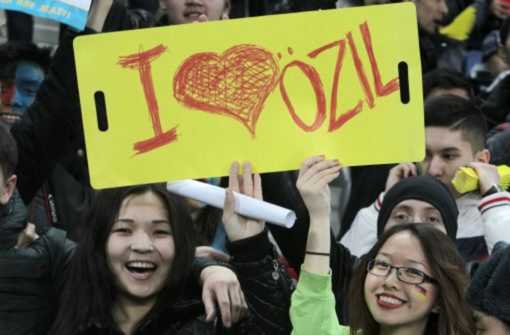 Sympathische Fans in Kasachstan: Die DFB-Elf hat ihr WM-Qualifikationsspiel 3:0 gewonnen.