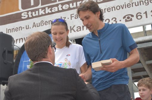 Baubürgermeister Daniel Güthler ehrt die beiden Sieger Felix Raab und Ella Schmidt. Foto: Meuer