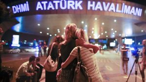 Menschen trauern am Atatürk-Flughafen in Istanbul. Foto: AP