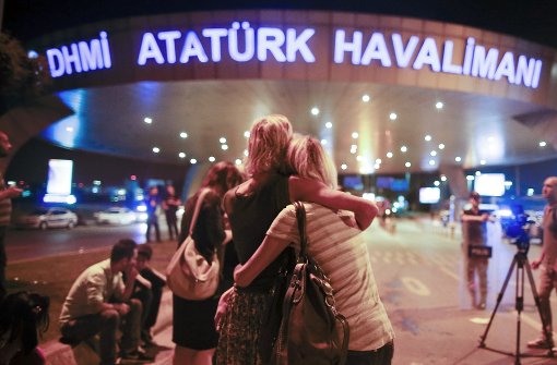 Menschen trauern am Atatürk-Flughafen in Istanbul. Foto: AP
