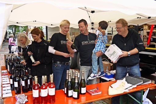 Die  Helfer des Vereins Star Care verkaufen Wein für einen guten Zweck. Foto: Nina Ayerle