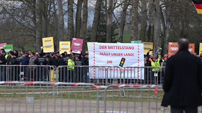 Olaf Scholz in Freiburg: Bauern versuchen aus der Ferne, die Worte des Kanzlers zu übertönen