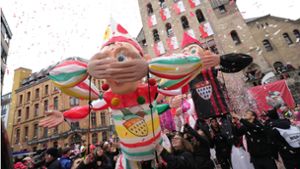 Ausgelassene Karnevalsstimmung beim Rosenmontags-Umzug in Köln. Der Karnevalsumzug in Bad Schandau steht hingegen erneut wegen Rassismus-Vorwürfen in der Kritik. Foto: IMAGO/Political-Moments/IMAGO