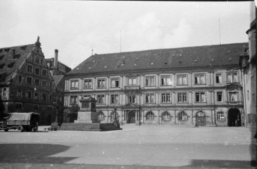 1942 ist das Schillerdenkmal vom Schillerplatz verschwunden, die Kandelaber nicht. Foto: Stadtarchiv