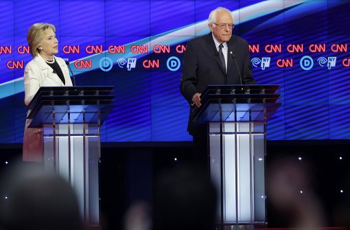 Die Präsidentschaftskandidaten Hillary Clinton und Bernie Sanders während der Debatte. Foto: AP
