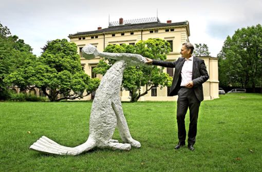 Die 430-Kilogramm schwere Skulptur neben Galerieleiter Andreas Baur im Merkelpark ist eine der  künstlerischen Auseinandersetzungen in  „Good Space“. Foto: Ines Rudel