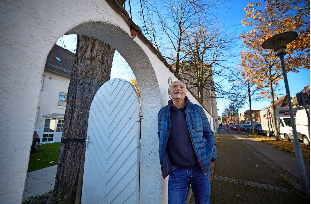 Peter Notter am Tor seiner Einfahrt an der Schorndorfer Straße. Die Bäume, die die Straße säumen, schätzt er als Klimaanlagen und Schattenspender.