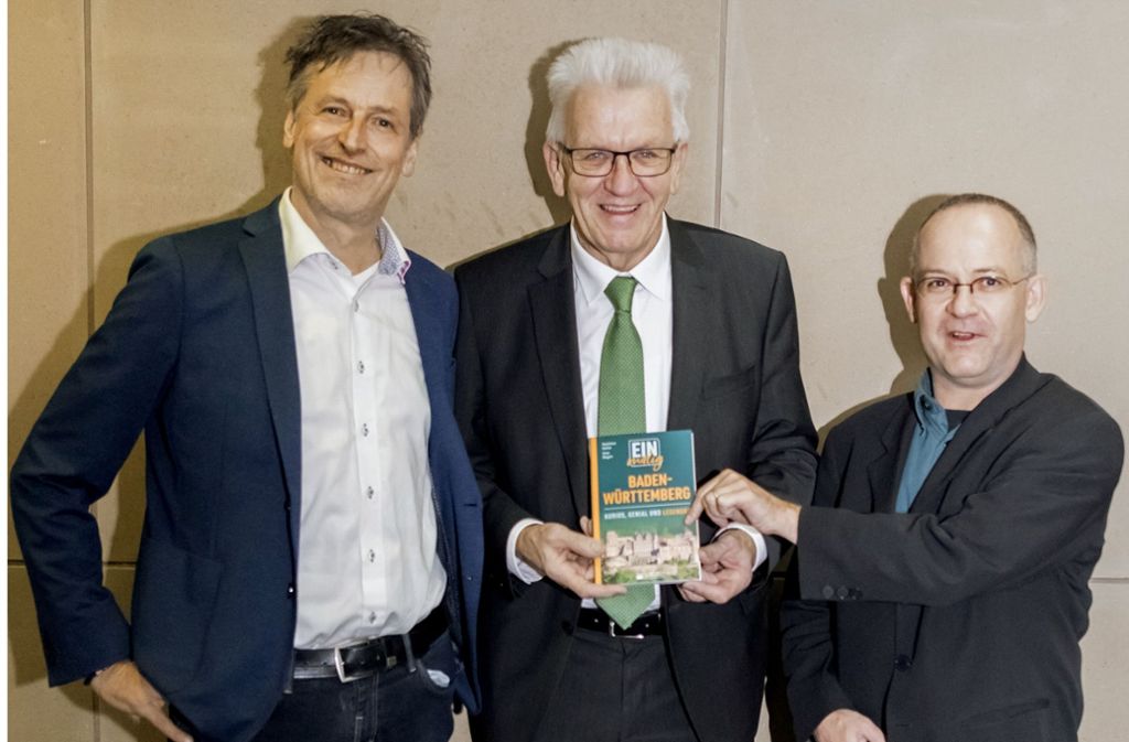 Ministerpräsident Winfried Kretschmann (links) hat am Mittwoch Uwe Bogen (links) und Matthias Kehle empfangen, die beiden Auotren des neuen Buches „Einmalig Baden-Württemberg“.