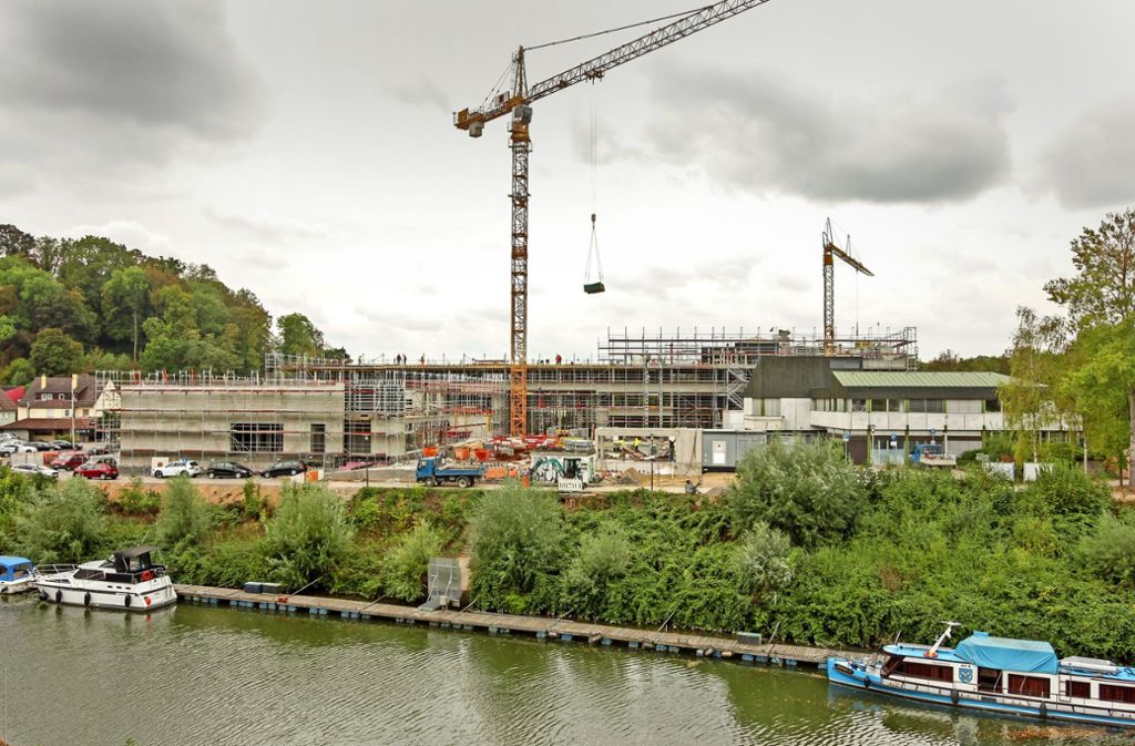 Aus Klein wird Groß: Das alte Rathaus in Remseck-Neckarrems (rechts im Bild) soll 2020 abgerissen werden. Bis dahin werden alle Mitarbeiter der Stadt in den neuen, 96 Meter langen Verwaltungssitz umgezogen sein.