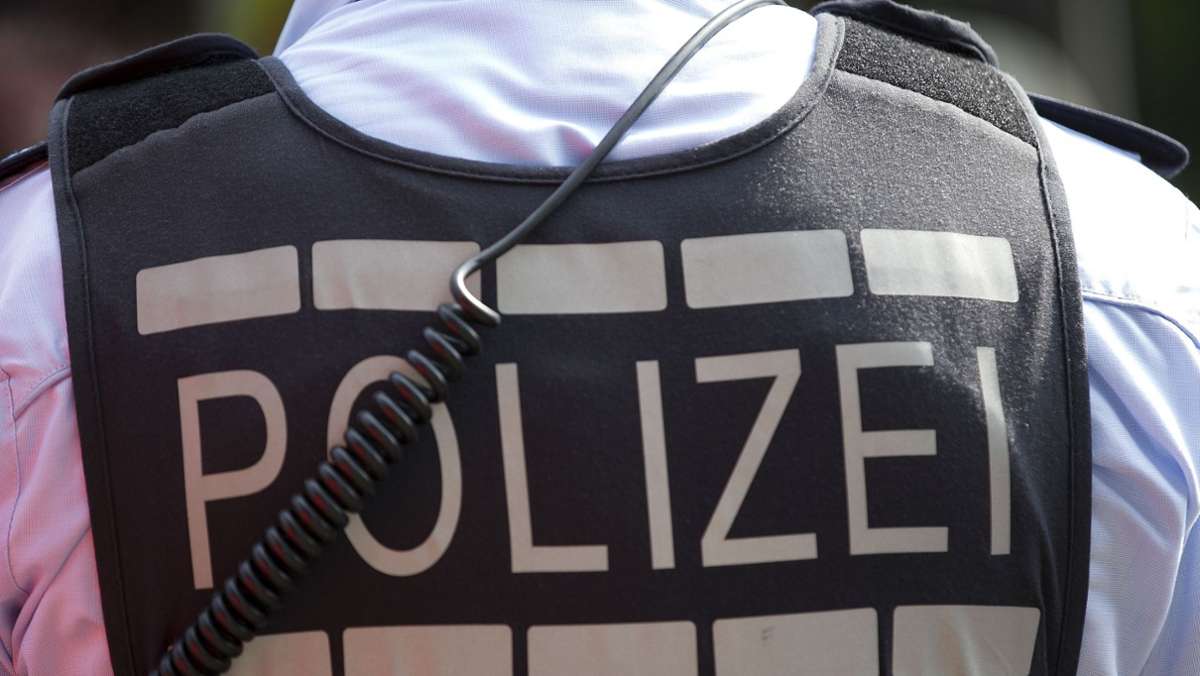 Polizeieinsatz in Stuttgart-Ost: Auto mit Knallkörper stark beschädigt
