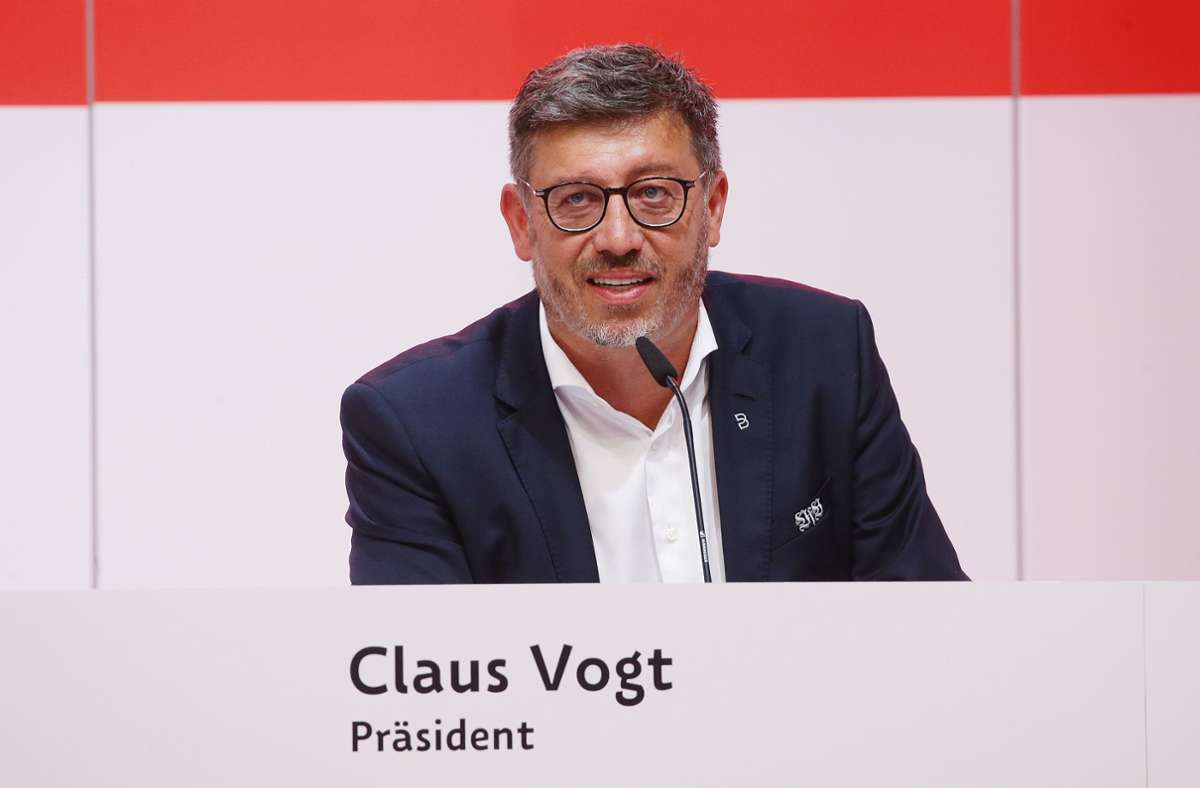 Claus Vogt (53) ist seit Dezember 2019 Präsident des VfB Stuttgart, am 18. Juli 2021 wurde er für vier Jahre im Amt bestätigt.  Der Club ist Mehrheitseigner der VfB AG und stellt mindestens zwei Aufsichtsräte. Einer davon übernimmt – so das ungeschriebene Gesetz – den Vorsitz des Kontrollgremiums. Somit ist der Unternehmer aus Waldenbuch (Intesia Group Holding GmbH) auch Aufsichtsratsvorsitzender.