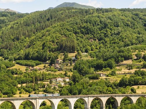 Die italienische Landschaft lässt sich auch per Zug entdecken. Foto: Claudio Giovanni Colombo/Shutterstock.com