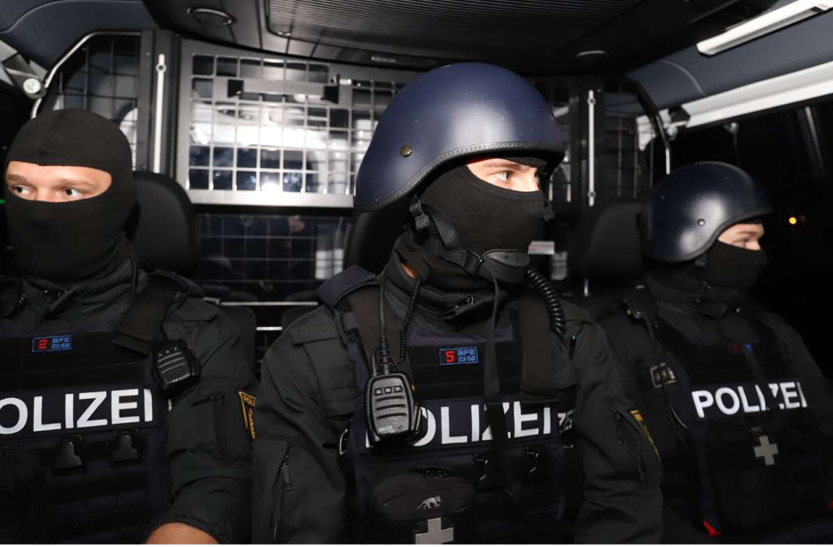 Polizisten der BFE 2360 auf der Fahrt zur Festnahme eines Drogenhändlers. Für den Einsatz haben sie schusssichere Helme und Westen angezogen.