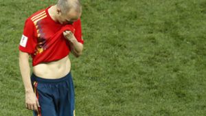 Nach der Niederlage Spaniens gegen Russland verlässt Iniesta das Spielfeld. Foto: AP