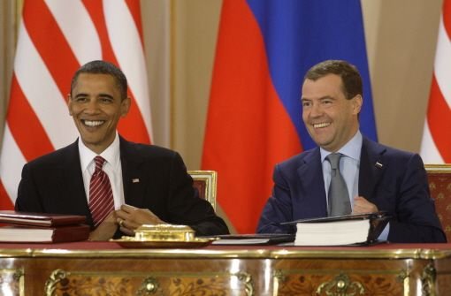Barack Obama und Dmitri Medwedew bei der Vertragsunterzeichnung in Prag.  Foto: AP