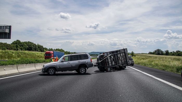 Fahrzeuggespann kippt um – Autobahn kurzzeitig gesperrt