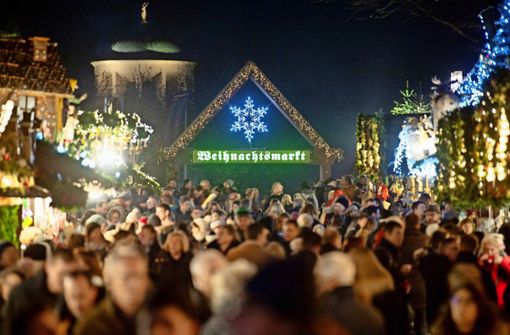 Der Sutttgarter Weihnachtsmarkt lockt vor allem in den Abendstunden die Massen an. Foto: dpa