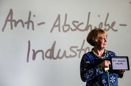 Professorin Nina Janich in Darmstadt bei der Vorstellung des Unwortes: Immer gegen Rechts. Foto: dpa