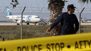 Ein Flugzeug der ägyptischen Airline Egyptair wurde entführt und zur Landung auf  Zypern gezwungen. Foto: dpa