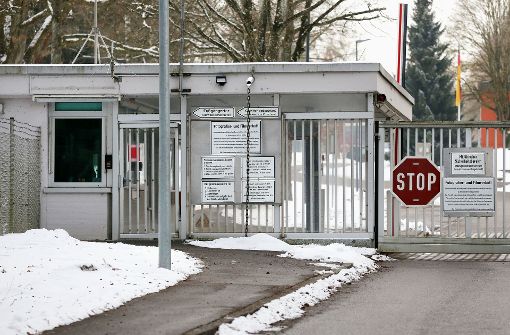 Das Tor zur Staufer-Kaserne in Pfullendorf. Die SPD fordert, in den Standort „reinzuleuchten“. Foto: dpa
