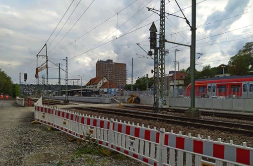 Trotz Baustellenzäunen ist der neue Bahnsteig zwischen den Gleisen 4 und 6 schon einsatzbereit. Foto: /Alexandra Kratz