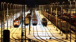 Winterliche Tristesse auf den Schienen – die oftmals nachts fahrenden Güterzüge kommen derzeit kaum voran. Foto: dpa/Philipp Schulze