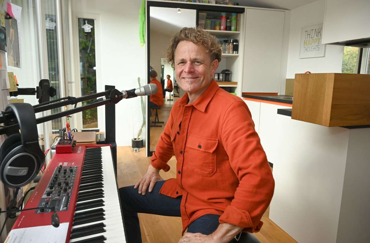 Simo Fetzer zu Hause in seinem kleinen Tiny House in Oberriexingen am Klavier.