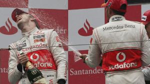 Jenson Button (links) und Lewis Hamilton bei der obligatorischen Dusche nach dem Regenrennen.  Foto: AP
