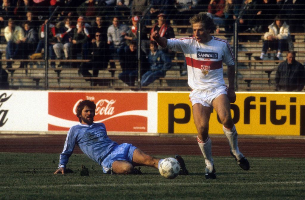 Bundesliga anno 1987: Jürgen Klinsmann zieht Friedhelm Funkel davon, verliert mit dem VfB in Uerdingen aber 0:2.