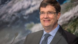 Gerhard Adrian, Präsident des Deutschen Wetterdienstes, stellt die neuen Unwetterwarnungen vor. Die Warnungen sollen detailliert für kleine Gebiete verfügbar sein. Foto: dpa