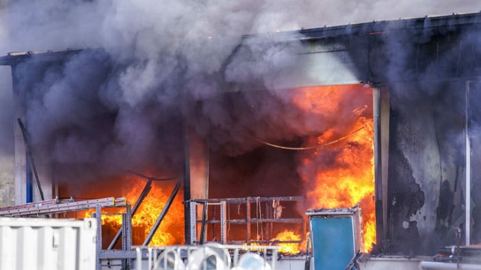 Drei Verletzte und hoher Schaden bei Großbrand einer Werkhalle