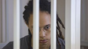 Brittney Griner sitzt während ihrem Prozess im Käfig. Foto: dpa/Evgenia Novozhenina