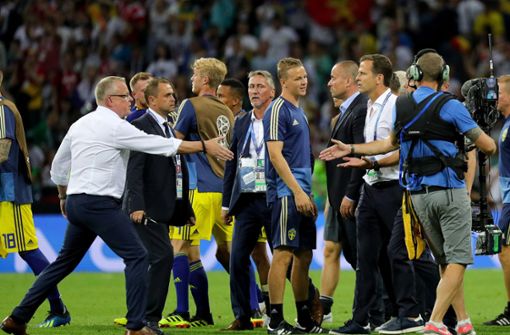 Nach dem WM-Spiel Deutschland gegen Schweden wurde es an der Seitenlinie kurzzeit ruppig. Foto: dpa