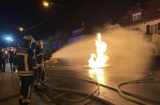 Die Feuerwehr rückte in der Nacht zum Montag nach Stuttgart-Vaihingen aus. Foto: SDMG/ Schulz