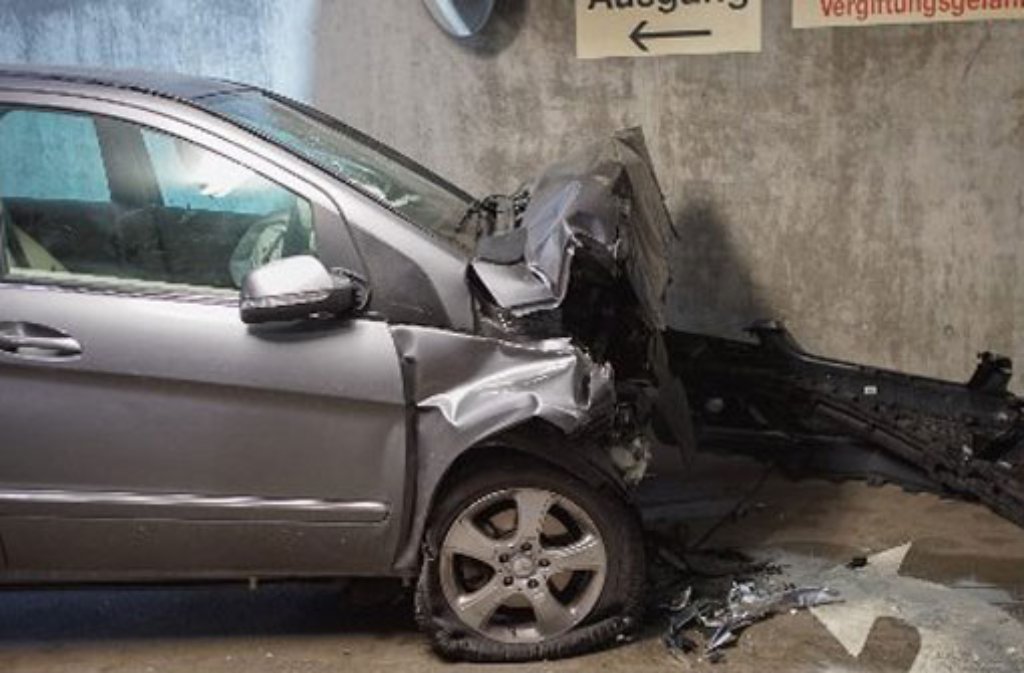 Tragisch endete ein Unfall in einer Tiefgarage in Bietigheim-Bissingen: Eine 80-Jährige war mit dem Auto auf eine Betonmauer gefahren und tödlich verletzt worden.