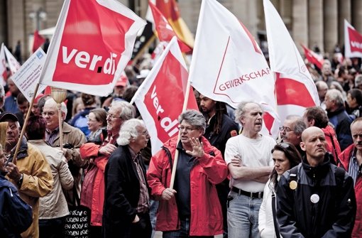 Gegen ein rigides EU-Sparprogramm: Gewerkschafter demonstrieren auf dem Schlossplatz. Klicken SIe sich durch die Bildergalerie. Foto: Leif Piechowski