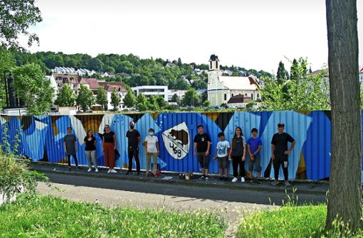 Mit viel blauer Farbe und Geduld   haben Jugendliche am  Feuerbacher Bahnhof  aus einer tristen Absperrung einen freundlichen Willkommensgruß gemacht. Foto: Susanne Müller-Baji
