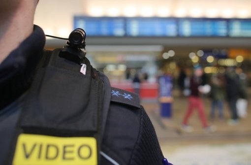 In Nordrhein-Westfalen tragen Beamte schon Videokameras im Einsatz. (Archivfoto) Foto: dpa